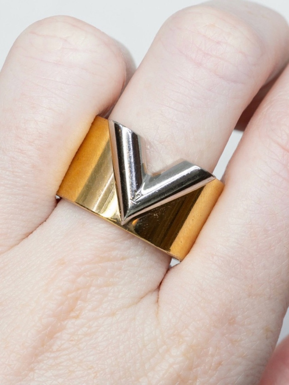 Louis Vuitton⭐️Essential V Ring M two tone W/ LV duster*M61085*EUC-US Size6-6.5 - Picture 3 of 9